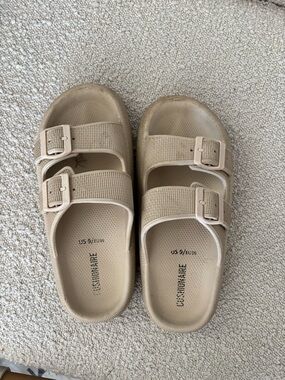 Cushionaire | Size 9 | Beige Double-Buckle Slide Sandals